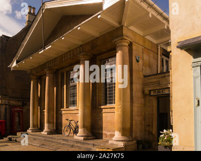 Prächtige Gebäude aus Stein, das Gehäuse der Öffentlichen Bibliothek in der Hohen Straße im historischen Zentrum von Stamford Lincolnshire Ostengland, Großbritannien Stockfoto