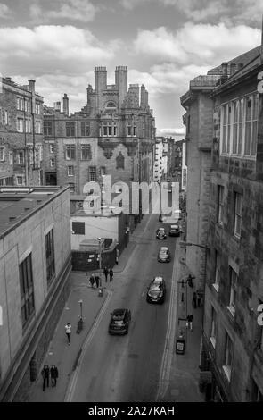 Edinburgh, Schottland, Großbritannien. 8. September 2019: Ein schwarz-weiß Bild der Cowgate in Edinburgh. Stockfoto