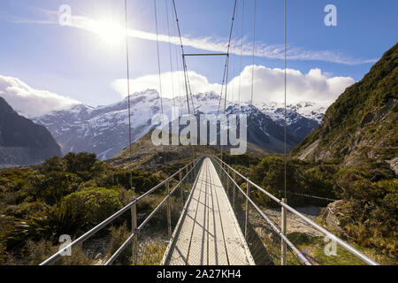 Suspension Bridge auf Hooker Valley Track im Mount Cook National Park, Neuseeland Stockfoto