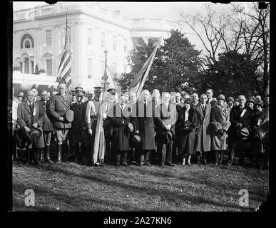 President Coolidge grüßt die Georgier in Washington für die Enthüllung der Statue zu Hamilton Stephens. Durch ihren Gouverneur, L.G. Vorangegangen Hardman, Delegation aus Georgien, die in Washington teilnehmen ... Enthüllung von Alexander Stephens, Vice President von... Konföderation, im Capitol heute, waren im Weißen Haus erhielt heute von Präsident Coolidge. Im Zentrum von ... nach rechts: Granat W. Quillan; Präsident Coolidge links; ... rnor L.G. Hardman und Frau L.G. Hardman Stockfoto