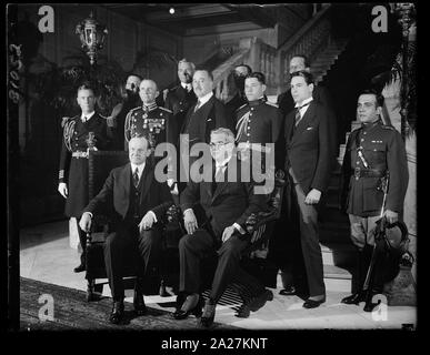 President Coolidge fordert Präsident Machado von Kuba nach der Ankunft in Washington. President Coolidge mit Präsident Gerardo Machado von Kuba ... ides fotografiert bei der kubanischen Botschaft in Washington Chief Executive der Vereinigten Staaten die Rückkehr ... ein Präsident gezahlt. Präsident Machado hatte zuvor President Coolidge im Weißen Haus, kurz nachdem...l in der Hauptstadt Stockfoto