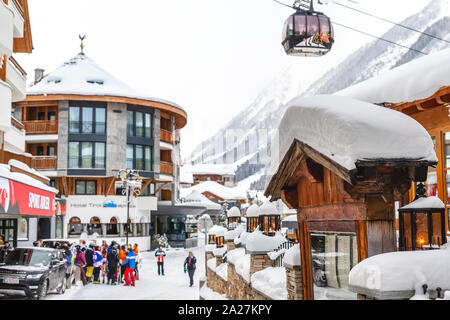 Ischgl, Österreich - 10. Januar 2018: Zentraler Platz der österreichischen alpinen Wintersportort Ischgl mit Hotels, Touristen und Silvretta bahn Ski-lift Stockfoto