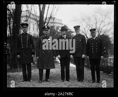 President Coolidge persönlich beglückwünscht die ...-Mitglieder, jeweils einer aus der Polizei und Feuerwehren des Bezirkes von Kolumbien, die mit Goldmedaillen für auffällige Tapferkeit in der Linie der Aufgabe während 1924 eingerichtet wurden. Nach rechts: Leiter der Polizei Daniel Sullivan, Polizist John F. Mc Links ... President Coolidge, Chief George S. Watson von der Feuerwehr ... und Privaten Pearson Talbott von Nr. 23 Engine Company White House, Washington, D.C. Stockfoto