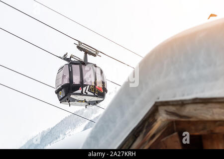 Ischgl, Österreich - 10. Januar 2018: Zentraler Platz der österreichischen alpinen Wintersportort Ischgl mit Hotels, Touristen und Silvretta bahn Ski-lift Stockfoto