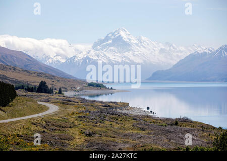 Mount Cook mit Lake Pukaki und der Straße zum Mount Cook Village, Neuseeland Stockfoto