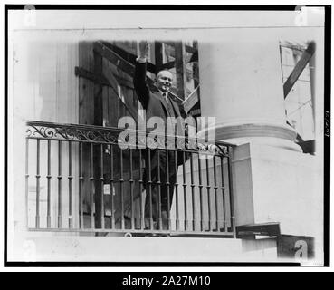 President Coolidge winkt ein Gruß an die Scharen von Kindern im Weißen Haus Grundstück versammelten Ostereier zu rollen Stockfoto