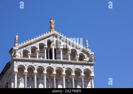 Top der Fassade der Kathedrale von Pisa mit Arkaden und Statue. Architektonische Details. Detail der Fassade. Blauer Himmel, Sommer. Italien Stockfoto