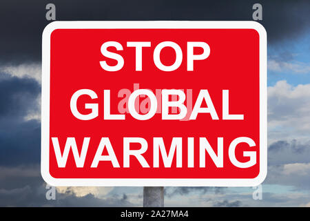 Klimawandel Konzept: Stopp der globalen Erwärmung text auf roten und weißen Warnschild vor dunklen Himmel. Stockfoto