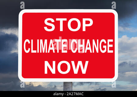 Klimawandel Konzept: STOP CLIMATE CHANGE Text jetzt auf roten und weißen Warnschild vor dunklen Himmel. Stockfoto