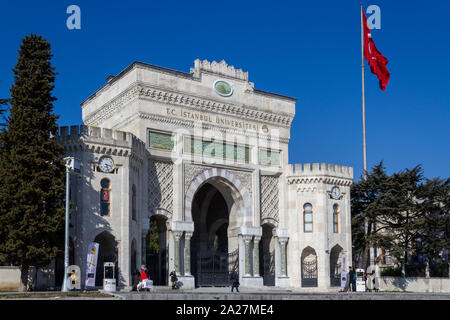 Beyazit, Istanbul/Türkei - 04. März 2019: Universität Istanbul Haupteingang Stockfoto