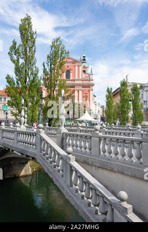 Drei Brücken über den Fluss Ljubljanica und Prešerenplatz, Altstadt, Ljubljana, Slowenien Stockfoto