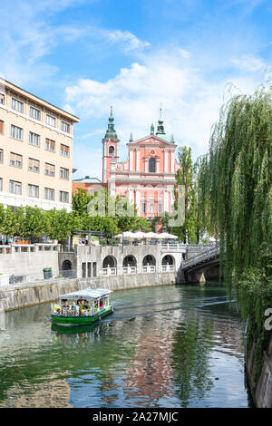 Sightseeing Kreuzfahrt Boot am Fluss Ljubljanica, Altstadt, Ljubljana, Slowenien Stockfoto