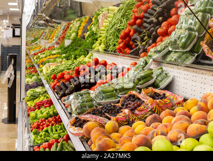 Verschiedene Gemüse und Obst im Supermarkt Stockfoto