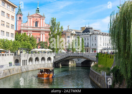 Sightseeing Boat Kreuzfahrt auf dem Fluss Ljubljanica und fünf Brücken, Altstadt, Ljubljana, Slowenien Stockfoto