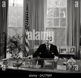 Präsident Ronald Reagan an seinem Schreibtisch im Oval Office des Weißen Hauses, Washington, D.C Stockfoto