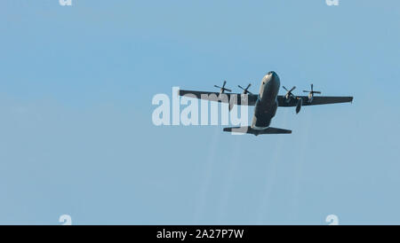 Ede, 20-Sep-2019: Die Herkules Flugzeug nähert sich der Heide für das Fallenlassen der Fallschirmjäger bei der Betrieb in Tröpfchenform, Gedenken an Market Garden Stockfoto