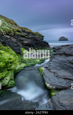 Trebarwith Strand bei Sonnenaufgang ist eine wunderschöne Küstenlandschaft Stockfoto