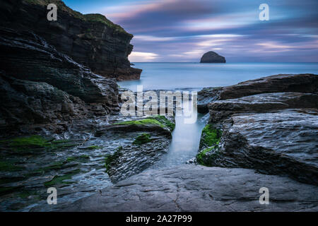 Trebarwith Strand bei Sonnenaufgang ist eine wunderschöne Küstenlandschaft Stockfoto