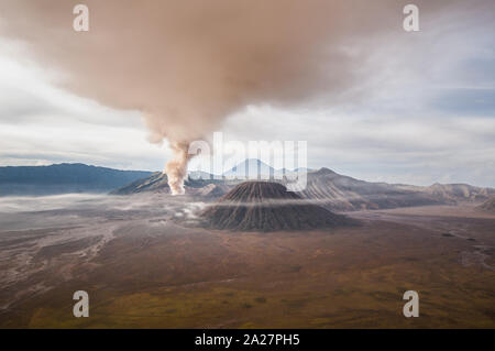 Der Ausbruch des Mount Bromo die umliegenden Himmel verdunkeln. Stockfoto