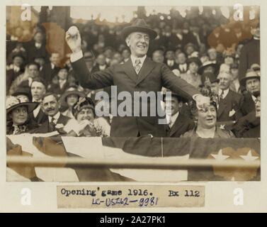 President Woodrow Wilson throwing out the first ball, opening day, 1916; among those present are Edith Bolling Galt Wilson and Mrs. John A. (Ida) Wilson Stockfoto