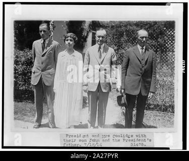 Präsident und Frau Coolidge mit ihrem Sohn John und des Präsidenten Vater Stockfoto