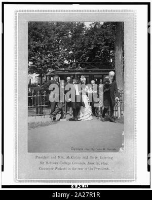 Präsident und Frau McKinley und Partei Mt eingeben. Holyoke College, Juni 20, 1899; Gouverneur Wolcott in der Rückseite des Präsidenten Stockfoto