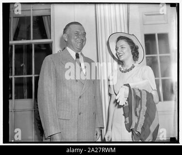 Der Präsident Der Sekretär grüßt Apple Blossom Königin. Washington, D.C., den 20. April. Miss Genevieve Garner, Enkelin des Vice President und Frau John N. Garner, der vor kurzem von Apple Blossom Königin für die jährliche Winchester, Virginia genannt wurde, Apple Blossom Festival diesem Monat zu Präsident Roosevelt heute von Oberst Edwin M. Watson, Sekretär des Präsidenten vorgestellt Stockfoto