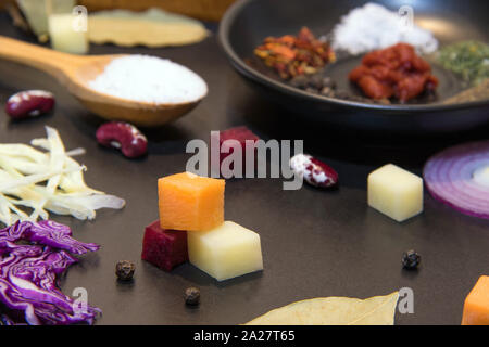 Gemüse und Gewürze mit solt und Löffel aus Holz Stockfoto