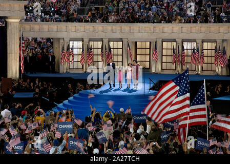 Präsidentschaftskandidat Barack Obama und seine Frau Michelle und seine Kinder Malia und Sasha wave, die das Publikum bei der Democratic National Convention, Denver, Colorado, August 25-28, 2008 Stockfoto