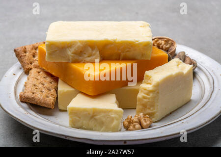 Käse Sammlung, gereift und orange original britischen Cheddar in Blöcke mit Crackers serviert Nahaufnahme Stockfoto