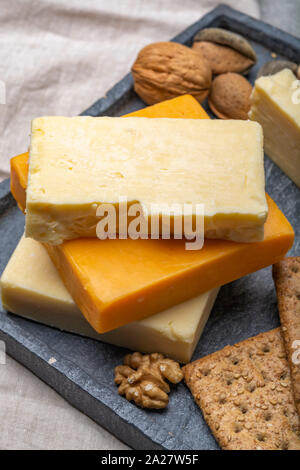 Käse Sammlung, gereift und orange original britischen Cheddar in Blöcke mit Crackers serviert Nahaufnahme Stockfoto