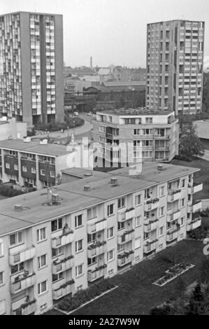 Blick in die Punkthäuser im Südlichen Hansaviertel in Berlin, Deutschland 1962. Blick auf die "Punkthaeuser 'Hochhäusern an der südlichen Hansaviertel Quartier in Berlin, Deutschland 1962. Stockfoto