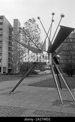 Modernes Kunstwerk im Hansaviertel in Berlin, Deutschland 1962. Moderne Kunst im Hansaviertel Viertel in Berlin, Deutschland 1962. Stockfoto