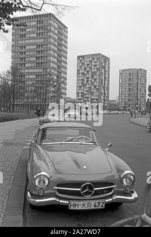 Mercedes Benz 190 SL parkt vor den Punkthäusern im Südlichen Hansaviertel in Berlin, Deutschland 1962. Mercedes Benz 190 SL Parkplatz auf der Vorderseite der "Punkthaeuser 'Hochhäusern an der südlichen Hansaviertel Viertel in Berlin, Deutschland 1962. Stockfoto