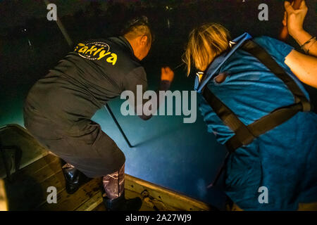 Takiya-ryo Speerfischen auf dem See Hanama, Hamamatsu, Japan. 12 Zacken, zwei scharfe Augen und eine ruhige Hand. Das Boot ist in Bewegung, und so ist der Fisch oder die Krabbe. Dies bedeutet, die Beute mit Vorsicht zu antizipieren und sich ihr zu nähern Stockfoto