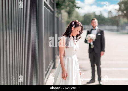 Glückliche Braut im Brautkleid auf Stadt. Stockfoto