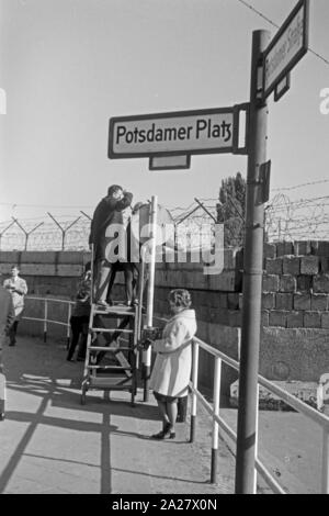 Touristen schulmeisterschaft von einem Aussichtspunkt an der Ecke Potsdamer Platz und die Potsdamer Straße über die Mauer hinweg vom Ostteil in den Westteil von Berlin, Deutschland 1962. Touristen Blick von einem Aussichtspunkt an der Ecke Potsdamer Platz und die Potsdamer Straße über die Wand vom westlichen Teil in den östlichen Teil von Berlin, Deutschland 1962. Stockfoto