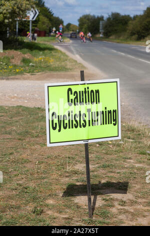 Ein "Achtung Radfahrer" Verkehrssicherheit radfahren Schild an einem strassenrand Kante Stockfoto