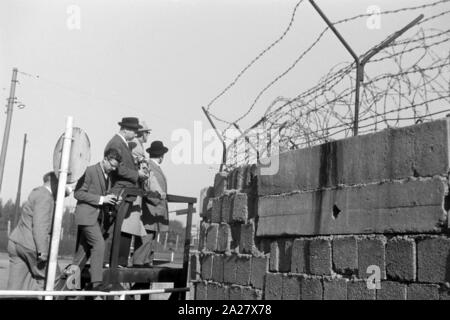 Touristen schulmeisterschaft von einem Aussichtspunkt an der Ecke Potsdamer Platz und die Potsdamer Straße über die Mauer hinweg vom Ostteil in den Westteil von Berlin, Deutschland 1962. Touristen Blick von einem Aussichtspunkt an der Ecke Potsdamer Platz und die Potsdamer Straße über die Wand vom westlichen Teil in den östlichen Teil von Berlin, Deutschland 1962. Stockfoto
