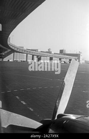 Ein Propellertriebwerk einem Flugzeugflügel auf dem Flughafen Tempelhof in Berlin, Deutschland 1962. Propeller Antrieb auf der Tragfläche eines Flugzeugs auf dem Flughafen Tempelhof in Berlin, Deutschland 1962. Stockfoto