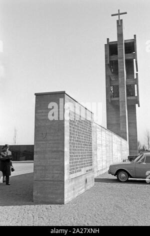 Katholische Kirche Maria Regina Martyrum in Berlin Charlottenburg, Deutschland 1963 sterben. Römisch-katholische Kirche Maria Regina Martyrum in Berlin Charlottenburg, Deutschland 1963. Stockfoto