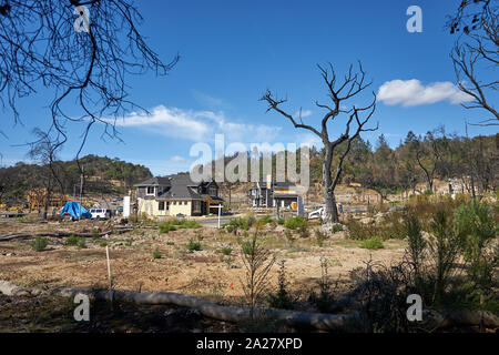 Wildfire Umbau und Neubau von Wohnungen am zweiten Jahrestag der Tubbs North Bay wildfire in Santa Rosa, Sonoma County, Kalifornien. Stockfoto