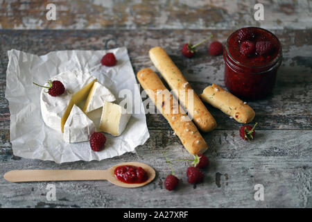 Camembert mit Himbeersauce und grossini Sticks. Keto freundlich. Italienische Stimmung. Selektive konzentrieren. Makro. S Stockfoto