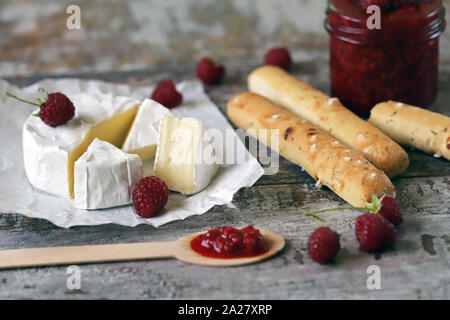 Camembert mit Himbeersauce und grossini Sticks. Keto freundlich. Italienische Stimmung. Selektive konzentrieren. Makro. S Stockfoto