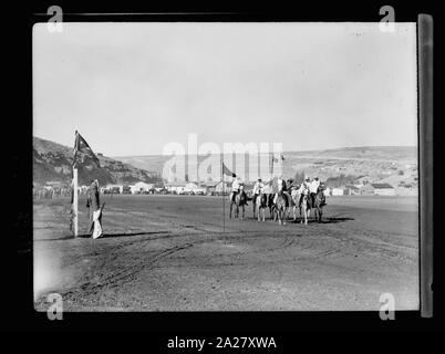 Prinz Saud Emir besuchen zu Emir Abdullah in Amman, Transjordanien. Die emire Saoud & Talal montiert für die Inspektion Stockfoto