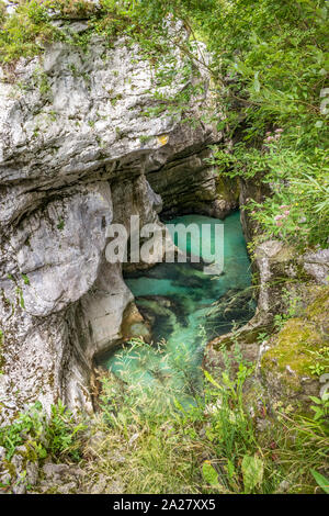 Velika Korita oder Große Schlucht des Fluss Soca, Bovec, Slowenien. Schöne türkisblaue Fluss stream im Triglav National Park, die Julischen Alpen, Slowenien. Stockfoto