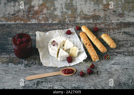 Camembert mit Himbeersauce und grossini Sticks. Keto freundlich. Italienische Stimmung. Selektive konzentrieren. Makro. S Stockfoto