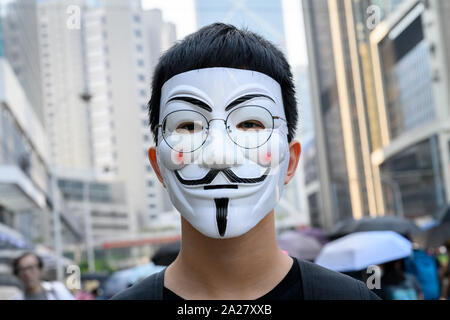 Am 1. Oktober 2019 Hong Kong Proteste. Am 1. Oktober tausende von Hong Kong peoplee nahmen an einen nicht autorisierten friedlichen Protest zu Fuß von Causeway Bay, Wan Shuen auf der Insel Hong Kong. Protestierenden Studenten tragen Guy Fawkes Masken. Stockfoto