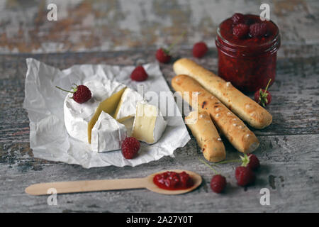 Camembert mit Himbeersauce und grossini Sticks. Keto freundlich. Italienische Stimmung. Selektive konzentrieren. Makro. S Stockfoto