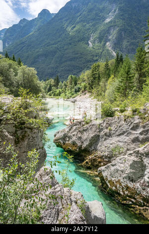 Velika Korita oder Große Schlucht des Fluss Soca in der Nähe von Bovec, Slowenien. Atemberaubende türkise Fluss stream im Triglav National Park, die Julischen Alpen, Slowenien. Stockfoto